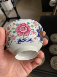 Treize soucoupes et douze tasses en porcelaine de Chine famille rose, Qianlong