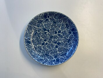 Trois plats aux raisins en porcelaine de Chine en bleu et blanc, Kangxi