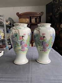 Une paire de vases en porcelaine de Chine famille rose, marque de Kangxi, R&eacute;publique