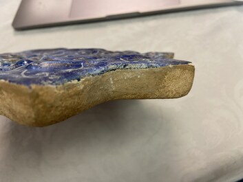 Un carreau ilkhanide moul&eacute; en forme d'&eacute;toile &agrave; fond bleu, Iran, 13/14&egrave;me
