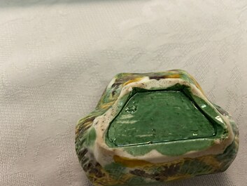 Un lave-pinceaux en forme de crabe en porcelaine de Chine &agrave; &eacute;mail sancai, Kangxi