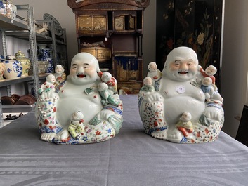 Twee Chinese famille rose figuren van Boeddha, 19/20e eeuw