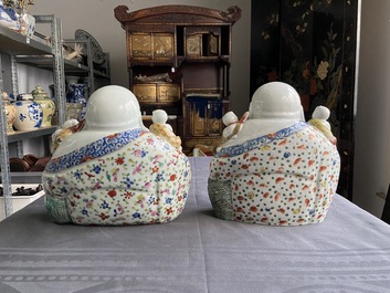 Deux figures de Bouddha en porcelaine de Chine famille rose, 19/20&egrave;me