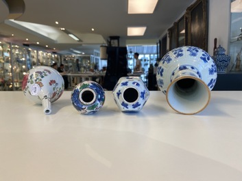 Quatre vases en porcelaine de Chine en bleu et blanc, famille rose et famille verte, Kangxi/Yongzheng