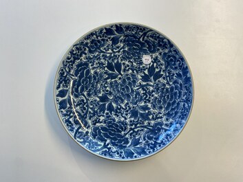 Trois plats aux raisins en porcelaine de Chine en bleu et blanc, Kangxi