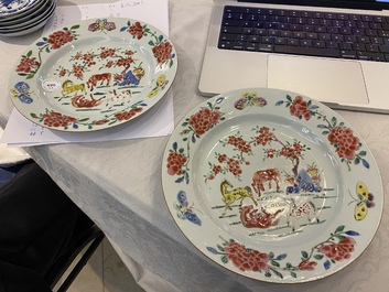 Une paire d'assiettes en porcelaine de Chine famille rose &agrave; d&eacute;cor de chevaux, Yongzheng/Qianlong