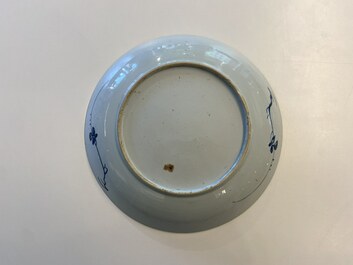 Trois plats aux raisins en porcelaine de Chine en bleu et blanc, Kangxi