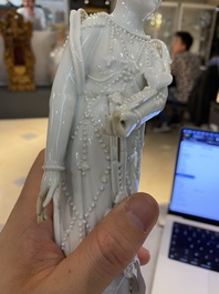 Une figure de Guanyin et un br&ucirc;le-parfum en porcelaine blanc de Chine de Dehua, 18/19&egrave;me