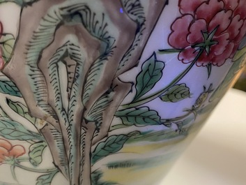 Une paire de vases en porcelaine de Chine famille rose, marque de Kangxi, R&eacute;publique