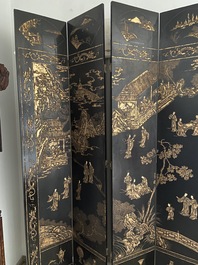 Een Chinees achtdelig kamerscherm in coromandel lakwerk, 18/19e eeuw