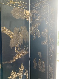 Een Chinees achtdelig kamerscherm in coromandel lakwerk, 18/19e eeuw