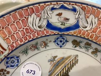 Un plat en porcelaine de Chine famille rose &agrave; d&eacute;cor 'Dames au Parasol', Qianlong