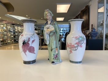 A Chinese famille rose figure and two vases, 20th C.