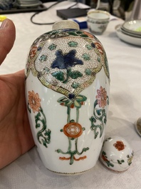 Une jarre couverte en porcelaine de Chine famille verte et un vase en grisaille et dor&eacute;, Kangxi et Yongzheng