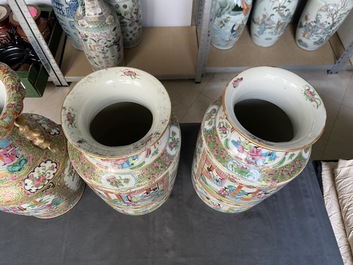 Deux paires de vases en porcelaine de Chine famille rose de Canton, 19&egrave;me