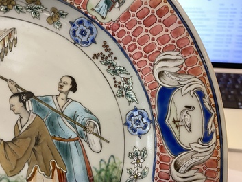 Un plat en porcelaine de Chine famille rose &agrave; d&eacute;cor 'Dames au Parasol', Qianlong