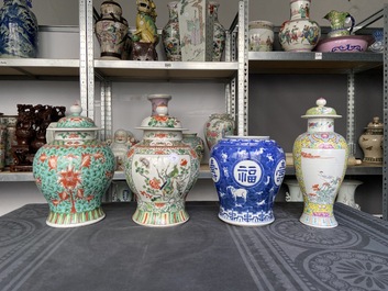 Quatre vases en porcelaine de Chine en bleu et blanc, famille rose et famille verte, 19/20&egrave;me
