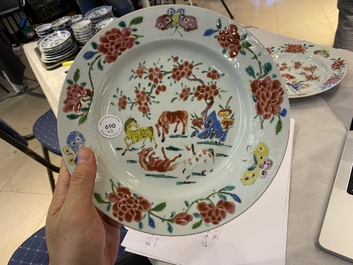 Une paire d'assiettes en porcelaine de Chine famille rose &agrave; d&eacute;cor de chevaux, Yongzheng/Qianlong