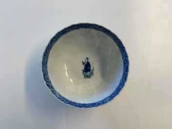 Un bol en forme de lotus en porcelaine de Chine en bleu et blanc &agrave; d&eacute;cor d'immortels, marque de Chenghua, Kangxi