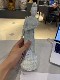 Une figure de Guanyin et un br&ucirc;le-parfum en porcelaine blanc de Chine de Dehua, 18/19&egrave;me