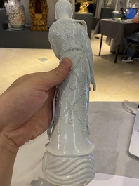 Une figure de Guanyin et un br&ucirc;le-parfum en porcelaine blanc de Chine de Dehua, 18/19&egrave;me