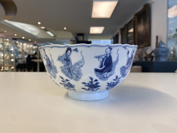 Un bol en forme de lotus en porcelaine de Chine en bleu et blanc &agrave; d&eacute;cor d'immortels, marque de Chenghua, Kangxi