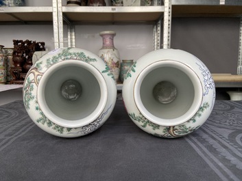 Une paire de vases en porcelaine de Chine famille rose, marque de Kangxi, R&eacute;publique