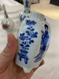 Quatre vases en porcelaine de Chine en bleu et blanc, famille rose et famille verte, Kangxi/Yongzheng