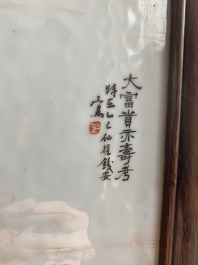 Une plaque de forme rectangulaire en porcelaine de Chine qianjiang cai, sign&eacute;e Qian An et dat&eacute;e 1905