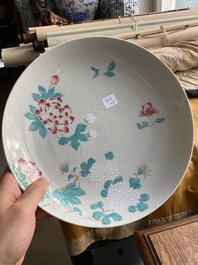 Un plat en porcelaine de Chine famille rose et une plaque qianjiang cai sign&eacute;e Wang Ziqing dans un &eacute;cran en bois, Yongzheng et R&eacute;publique