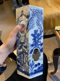 Deux porte-chapeaux en porcelaine de Chine en bleu et blanc &agrave; d&eacute;cor de paysages, Chine, 19&egrave;me