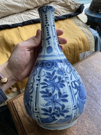 Un vase de forme bouteille en porcelaine de Chine en bleu et blanc de type kraak, Wanli