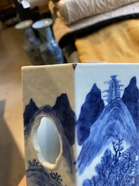 Deux porte-chapeaux en porcelaine de Chine en bleu et blanc &agrave; d&eacute;cor de paysages, Chine, 19&egrave;me