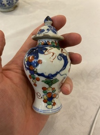 Quatre vases en porcelaine de Chine en bleu et blanc, famille rose et famille verte, Kangxi/Yongzheng