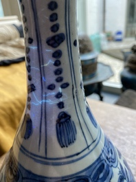 Un vase de forme bouteille en porcelaine de Chine en bleu et blanc de type kraak, Wanli