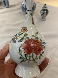 Vier Chinese blauw-witte, famille rose en famille verte vazen, Kangxi/Yongzheng