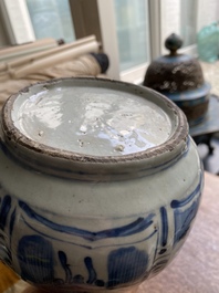 Un vase de forme bouteille en porcelaine de Chine en bleu et blanc de type kraak, Wanli