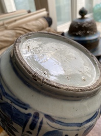 Un vase de forme bouteille en porcelaine de Chine en bleu et blanc de type kraak, Wanli