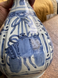 Un vase de forme bouteille en porcelaine de Chine en bleu et blanc de type kraak, Wanli