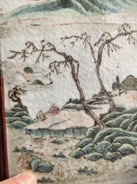 Un plat en porcelaine de Chine famille rose et une plaque qianjiang cai sign&eacute;e Wang Ziqing dans un &eacute;cran en bois, Yongzheng et R&eacute;publique