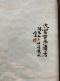 Een Chinese rechthoekige qianjiang cai plaquette, gesign. Qian An en gedat. 1905