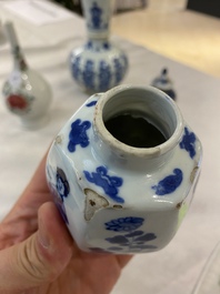 Quatre vases en porcelaine de Chine en bleu et blanc, famille rose et famille verte, Kangxi/Yongzheng