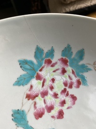 Un plat en porcelaine de Chine famille rose et une plaque qianjiang cai sign&eacute;e Wang Ziqing dans un &eacute;cran en bois, Yongzheng et R&eacute;publique