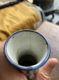 Un vase de forme bouteille en porcelaine de Chine en bleu et blanc de type kraak, Wanli