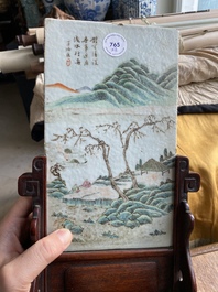 Un plat en porcelaine de Chine famille rose et une plaque qianjiang cai sign&eacute;e Wang Ziqing dans un &eacute;cran en bois, Yongzheng et R&eacute;publique