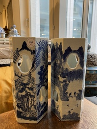 Deux porte-chapeaux en porcelaine de Chine en bleu et blanc &agrave; d&eacute;cor de paysages, Chine, 19&egrave;me