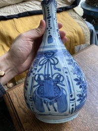 Un vase de forme bouteille en porcelaine de Chine en bleu et blanc de type kraak, Wanli