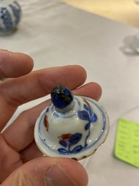 Vier Chinese blauw-witte, famille rose en famille verte vazen, Kangxi/Yongzheng