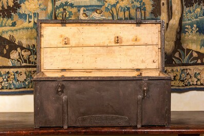 Een ijzeren kist met houten binnenwerk, 18e eeuw