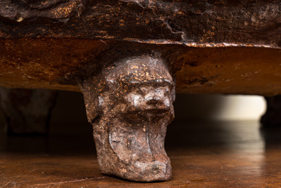 Une grande jardini&egrave;re en fonte sur quatre pieds en forme de lion, Chine, 19&egrave;me